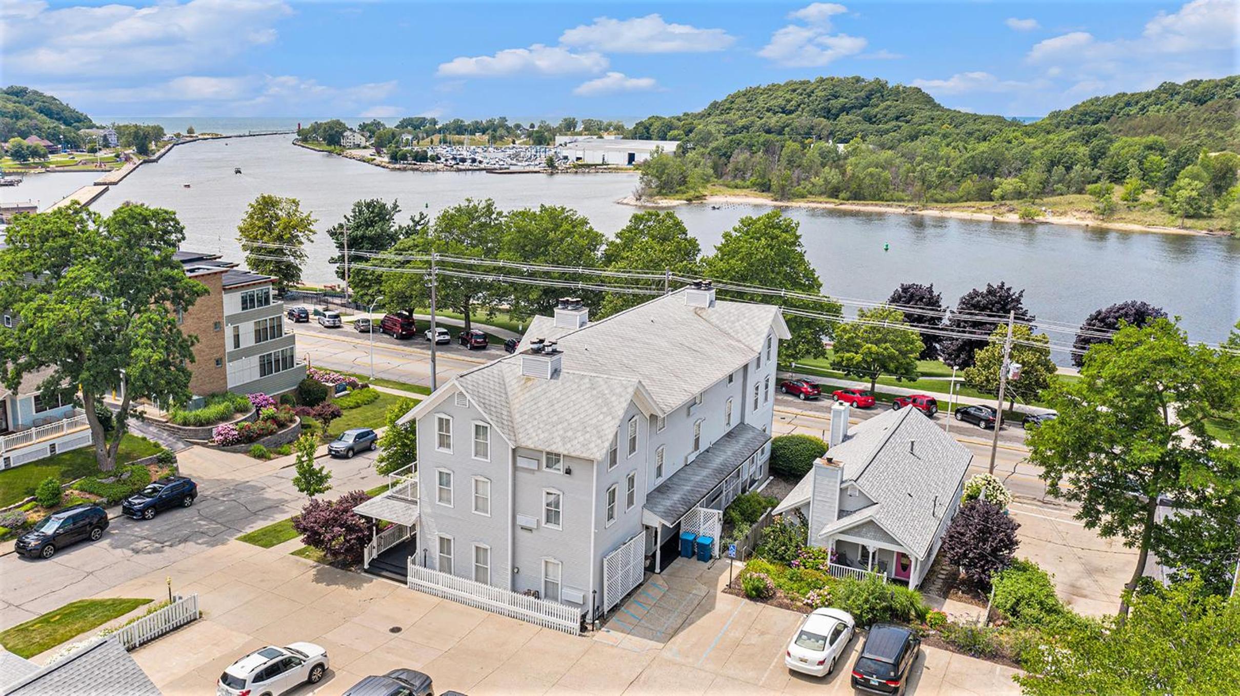 Harbor House Inn