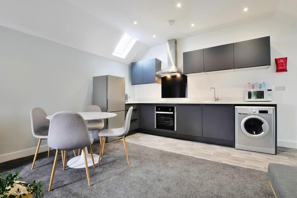 FREE PARKING - 1 BR Salford Royal sleeps 4 view 3