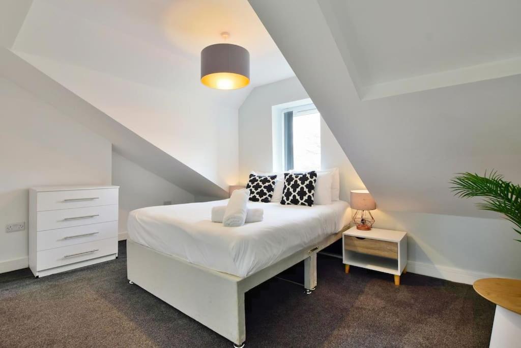 FREE PARKING - 1 BR Salford Royal sleeps 4 view 4