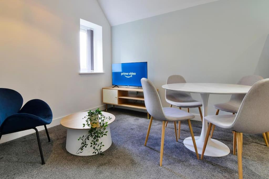 FREE PARKING - 1 BR Salford Royal sleeps 4 view 5