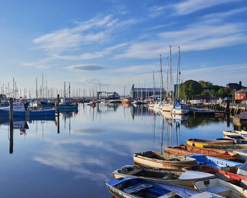 The Hut- Private 1 Bed Guesthouse in Lymington Town Centre, garden & parking view 4
