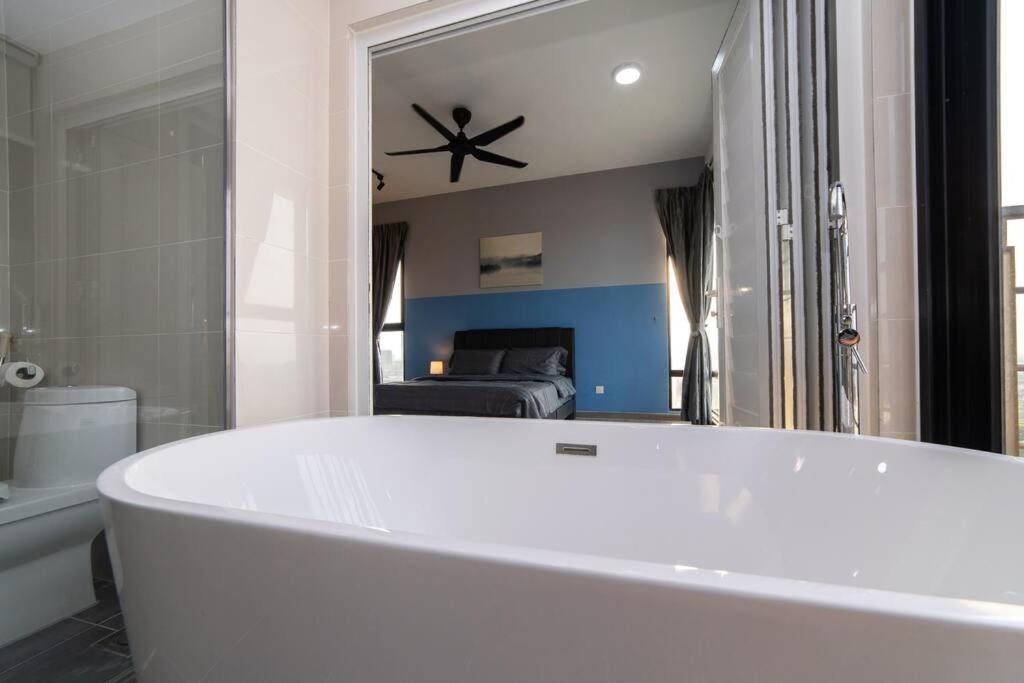 Midvalley Indigo Sky 3BR Mosaic Southkey w bathtub by Our Stay