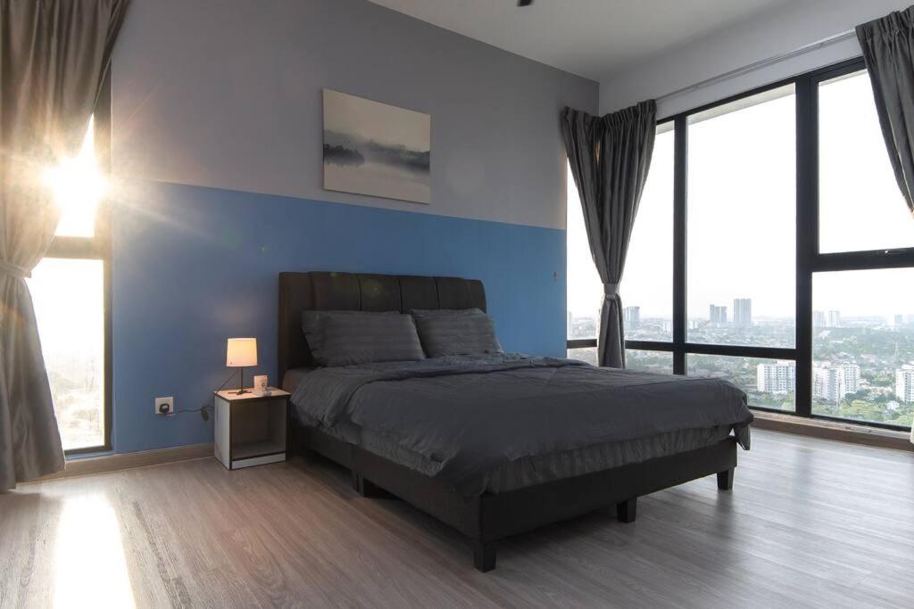 Midvalley Indigo Sky 3BR Mosaic Southkey w bathtub by Our Stay