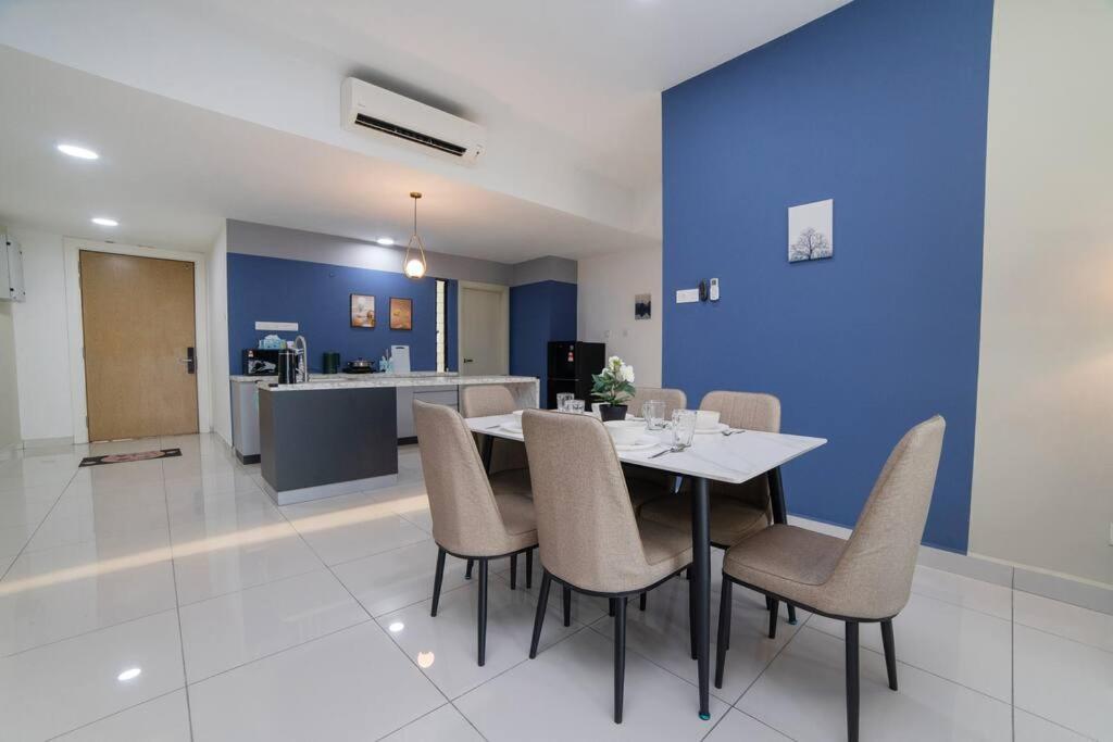 Midvalley Indigo Sky 3BR Mosaic Southkey w bathtub by Our Stay
