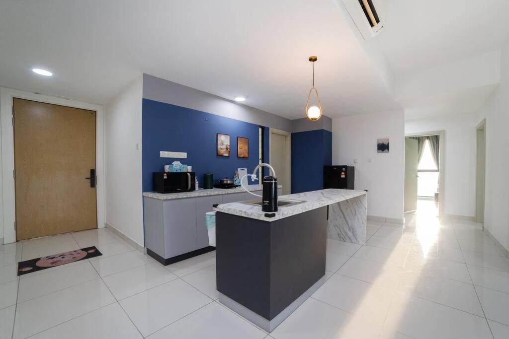 Midvalley Indigo Sky 3BR Mosaic Southkey w bathtub by Our Stay
