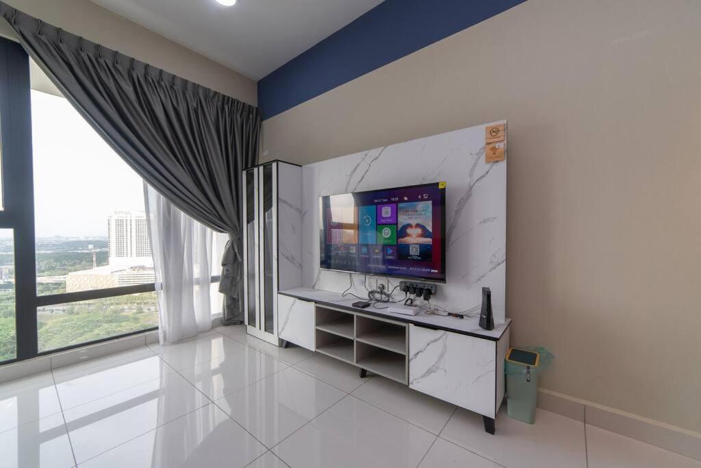 Midvalley Indigo Sky 3BR Mosaic Southkey w bathtub by Our Stay