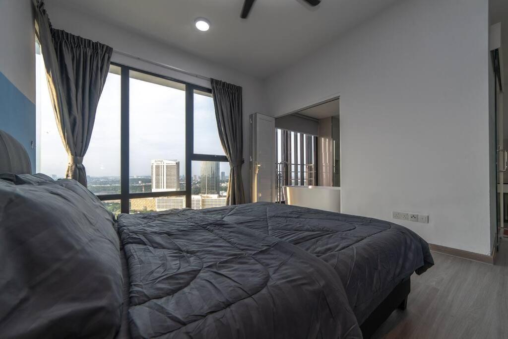 Midvalley Indigo Sky 3BR Mosaic Southkey w bathtub by Our Stay