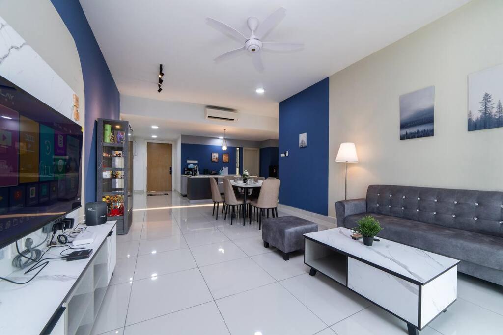 Midvalley Indigo Sky 3BR Mosaic Southkey w bathtub by Our Stay