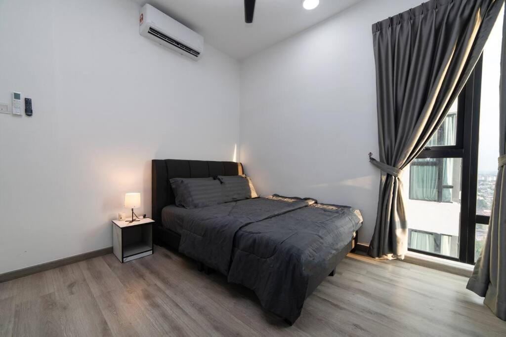 Midvalley Indigo Sky 3BR Mosaic Southkey w bathtub by Our Stay