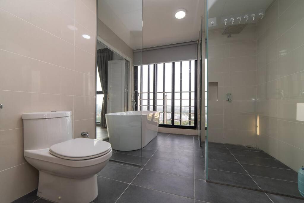 Midvalley Indigo Sky 3BR Mosaic Southkey w bathtub by Our Stay
