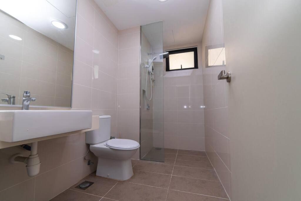 Midvalley Indigo Sky 3BR Mosaic Southkey w bathtub by Our Stay