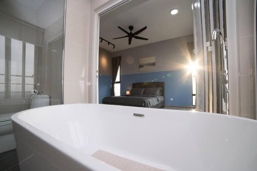 Midvalley Indigo Sky 3BR Mosaic Southkey w bathtub by Our Stay