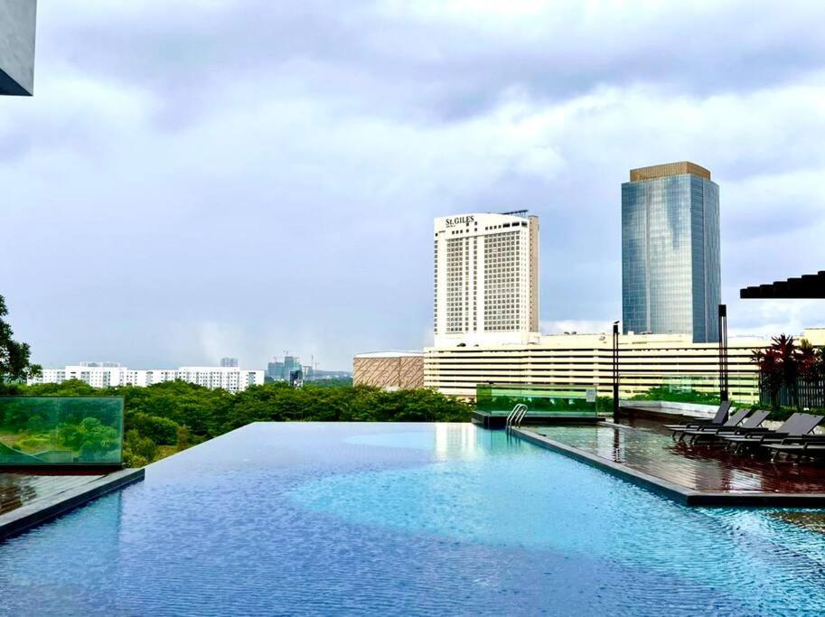 Midvalley Indigo Sky 3BR Mosaic Southkey w bathtub by Our Stay