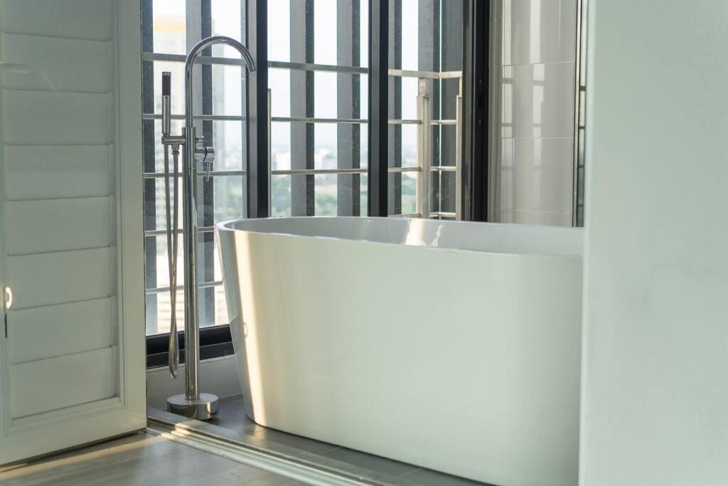 Midvalley Indigo Sky 3BR Mosaic Southkey w bathtub by Our Stay