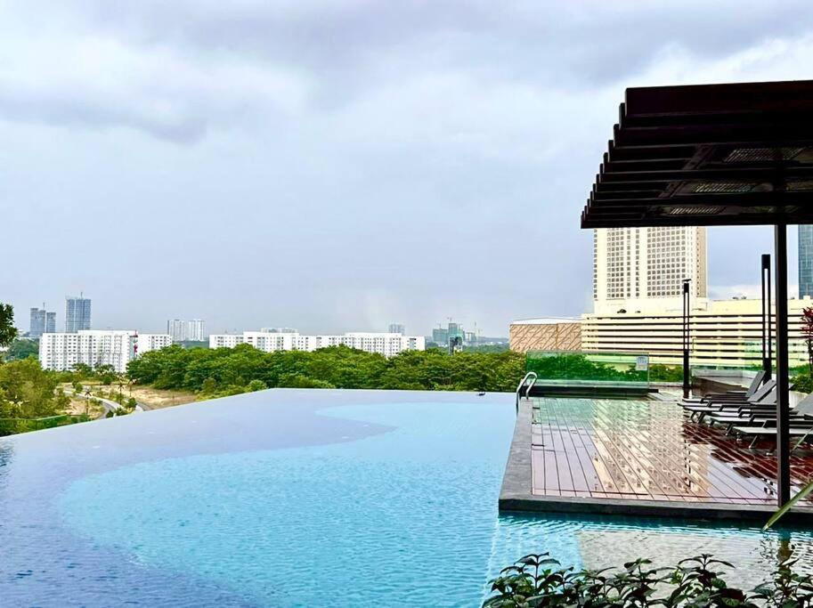 Midvalley Indigo Sky 3BR Mosaic Southkey w bathtub by Our Stay