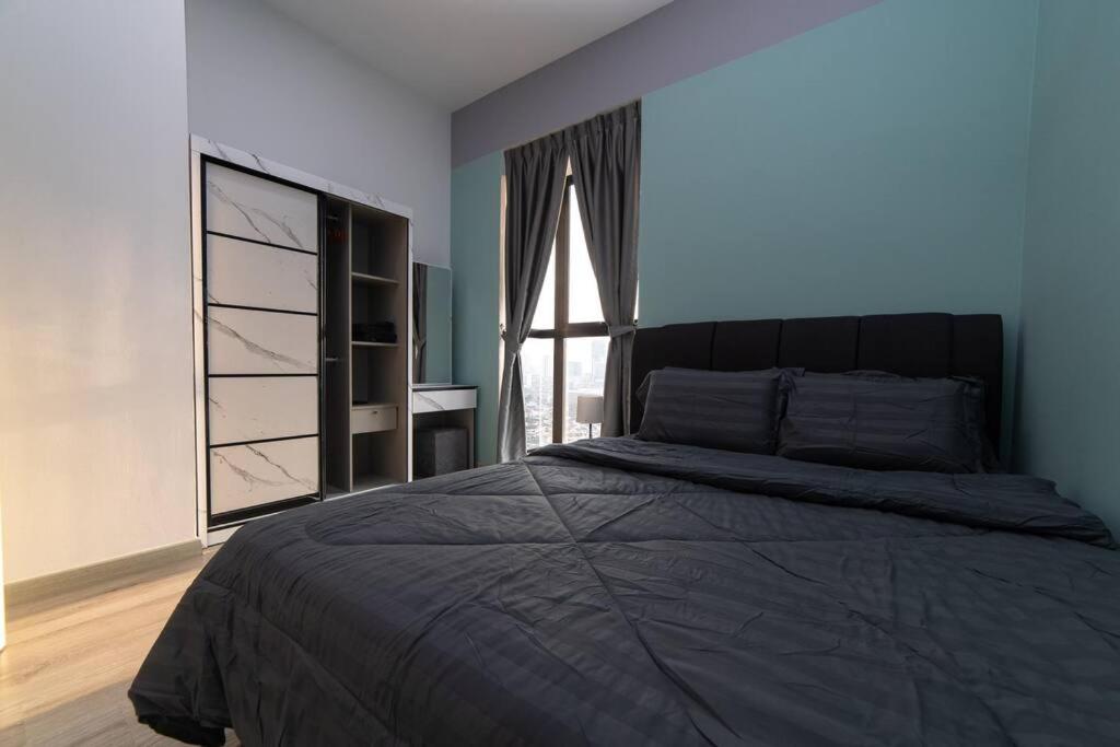 Midvalley Indigo Sky 3BR Mosaic Southkey w bathtub by Our Stay