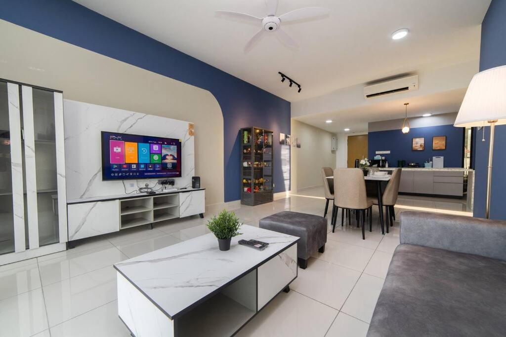 Midvalley Indigo Sky 3BR Mosaic Southkey w bathtub by Our Stay