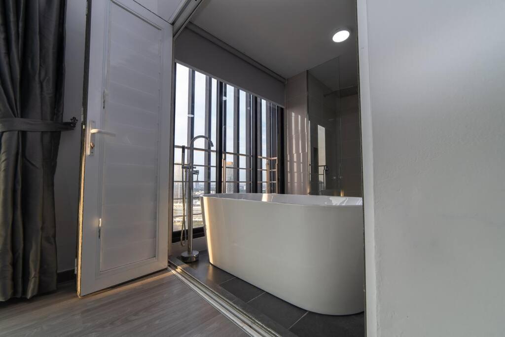 Midvalley Indigo Sky 3BR Mosaic Southkey w bathtub by Our Stay