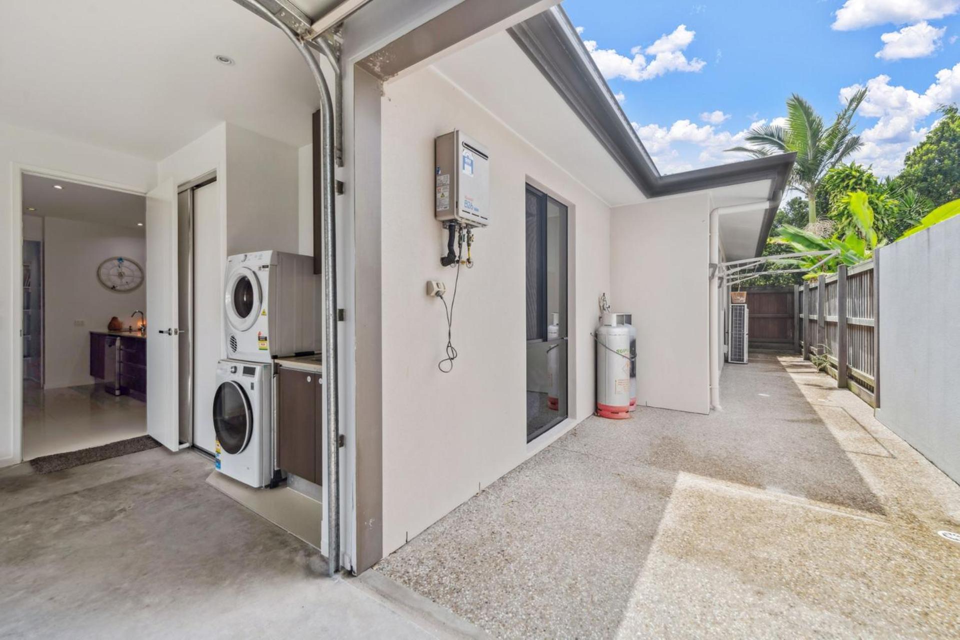4 bedroom home with pool and pet friendly