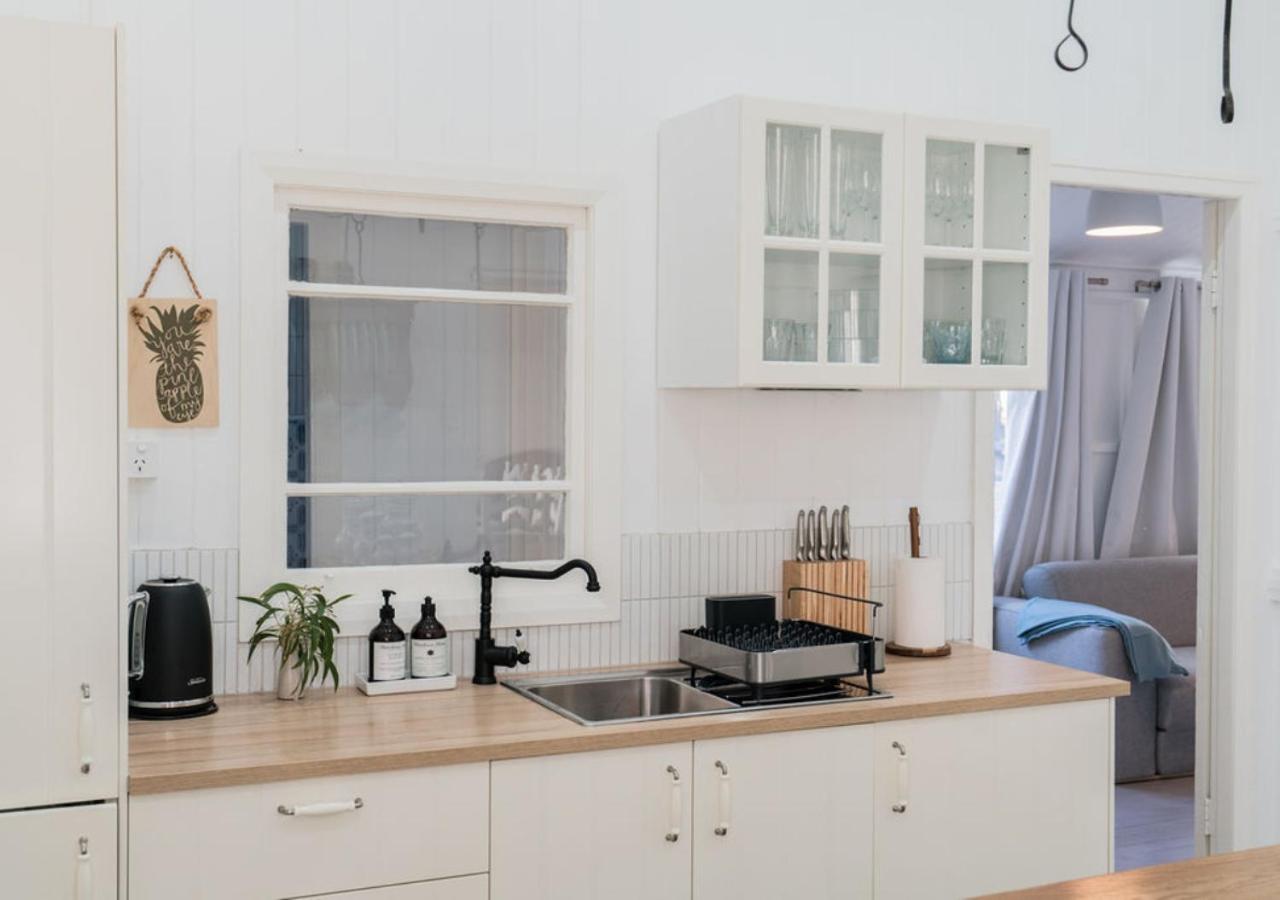 Pretty Pink Queenslander - Spectacular Views, Space and Serenity
