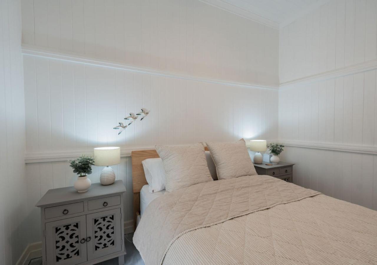 Pretty Pink Queenslander - Spectacular Views, Space and Serenity