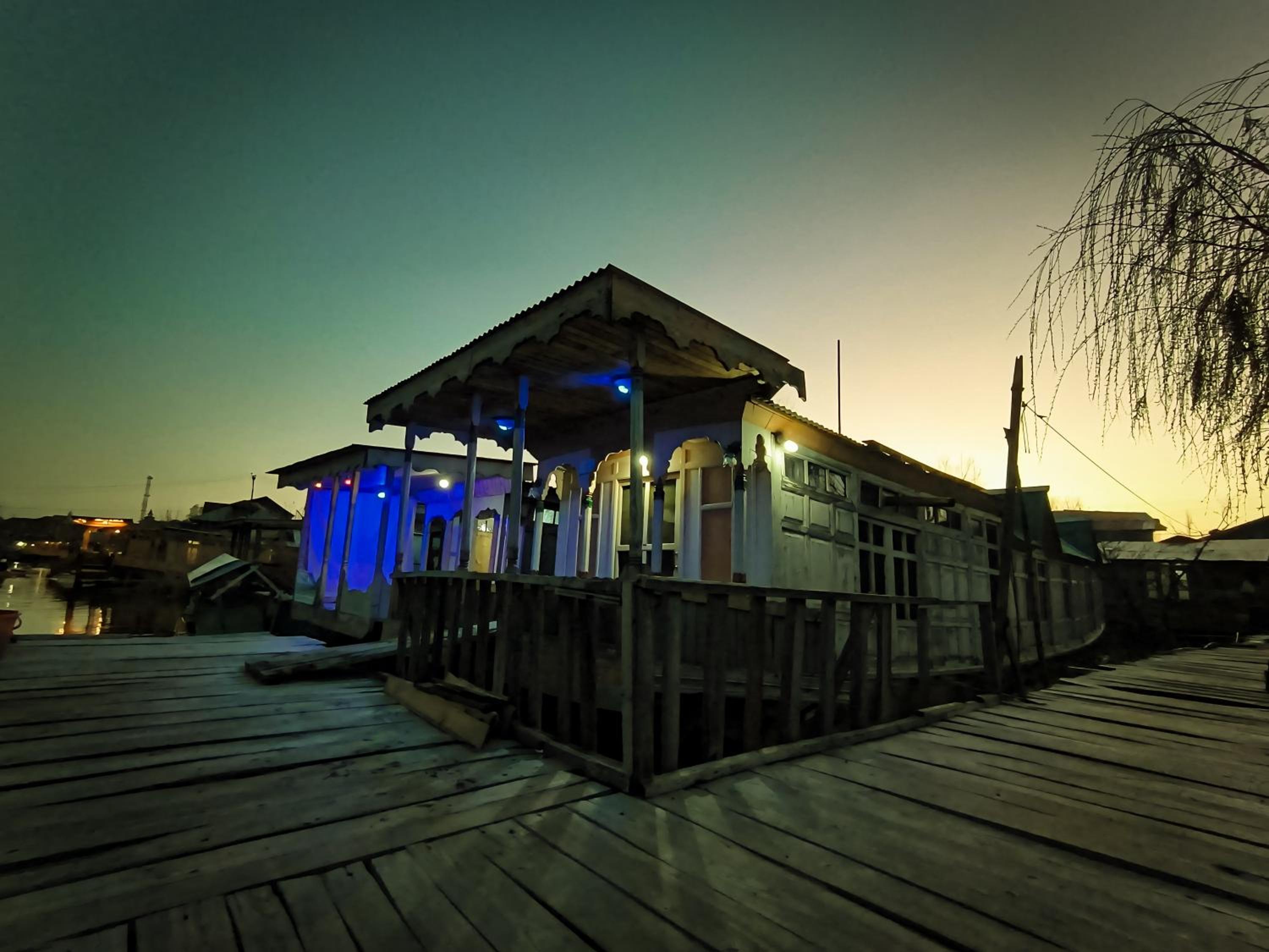 Houseboat In Dallake view 4