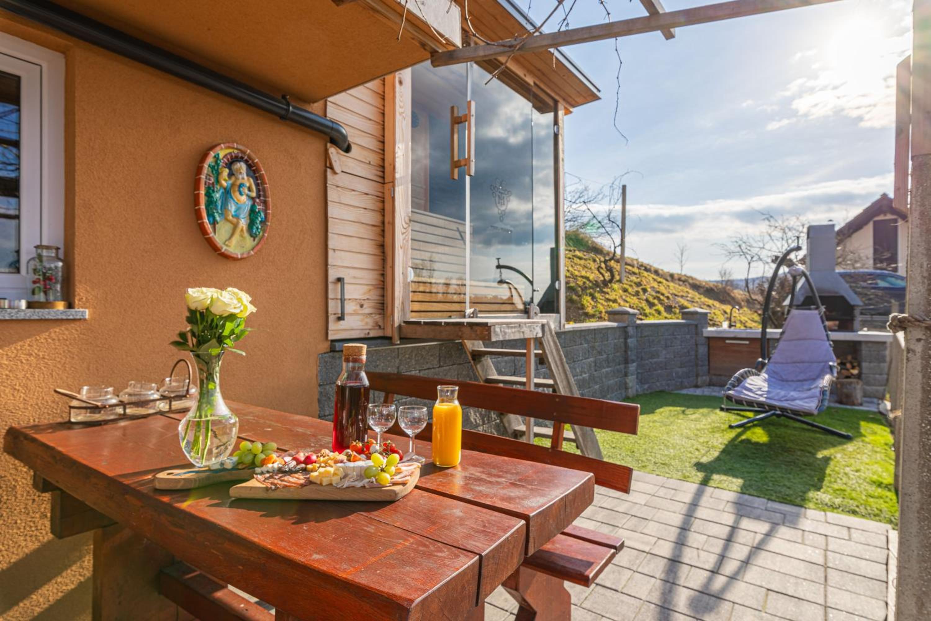 Vineyard Cottage Sunny Hill - Happy Rentals view 2