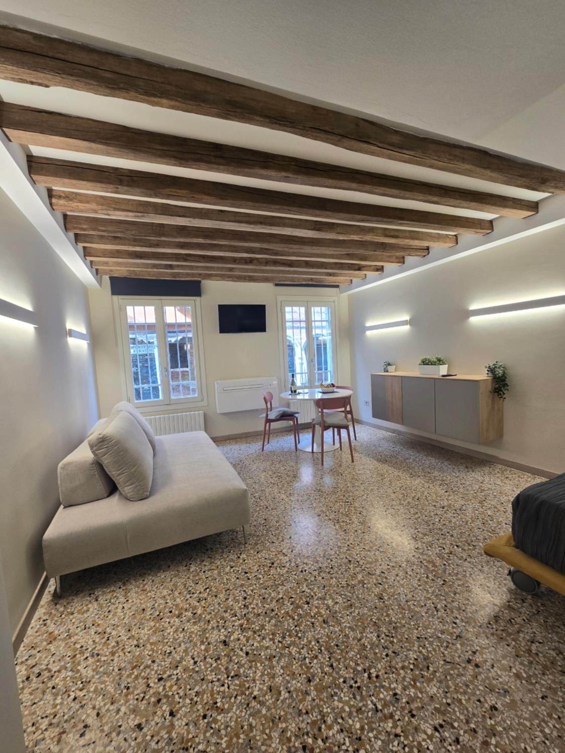 Cozy Studio with Canal View