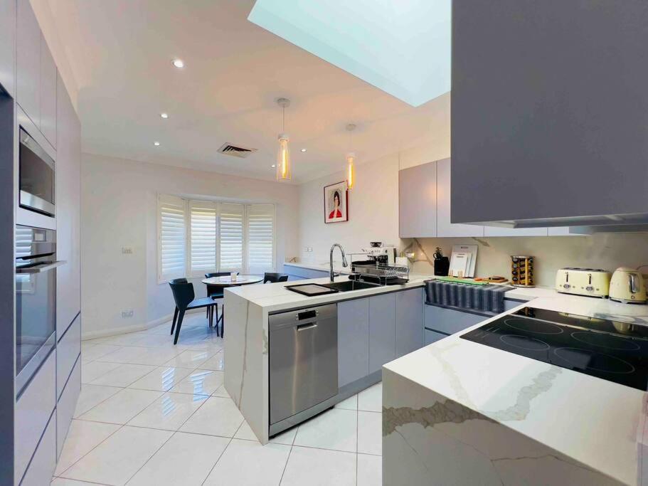 Maroubra Gem Close to Everything Sleep 16