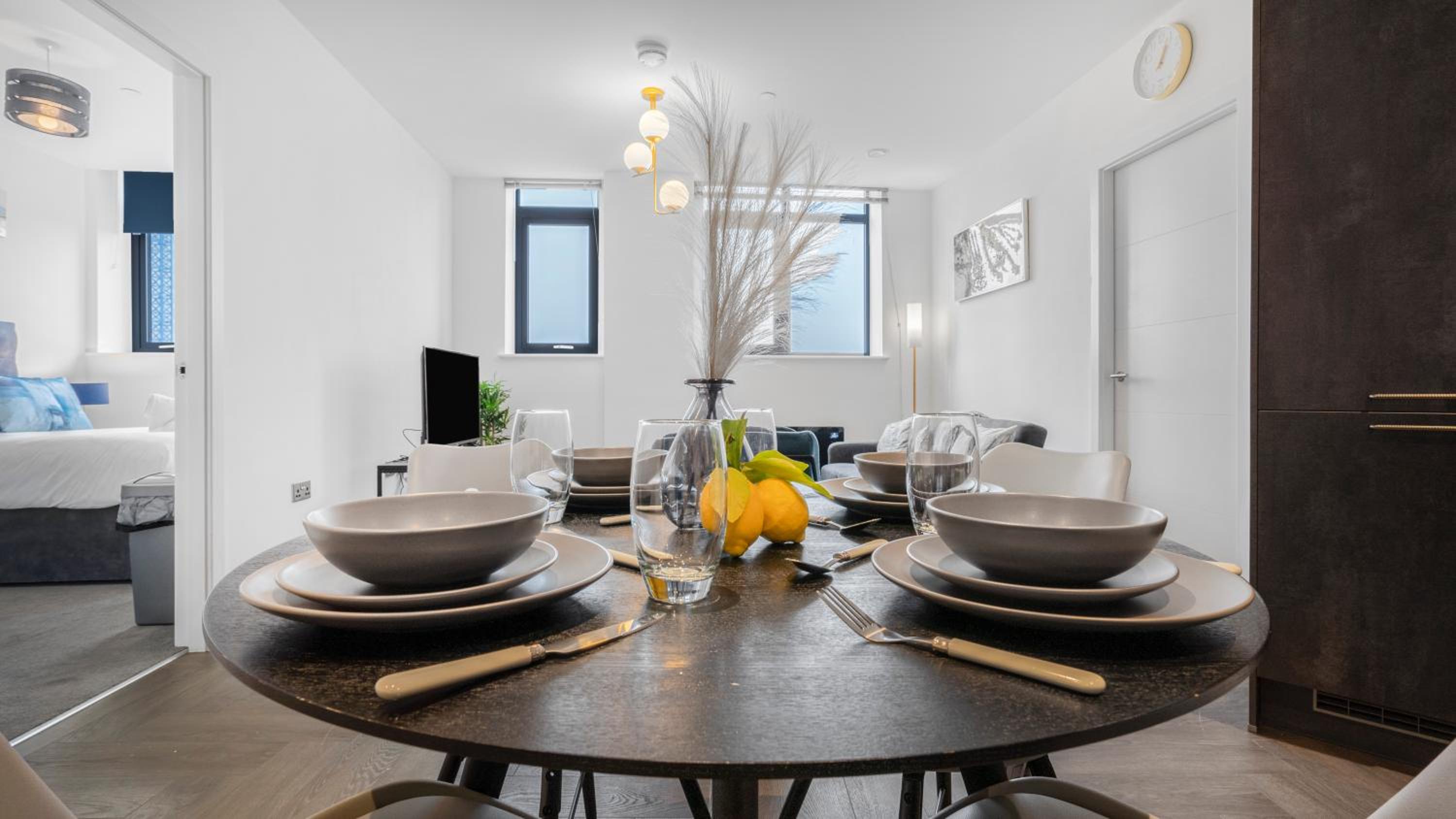2 Bed Apartment Sleeps 4 - Tv & WiFi view 3