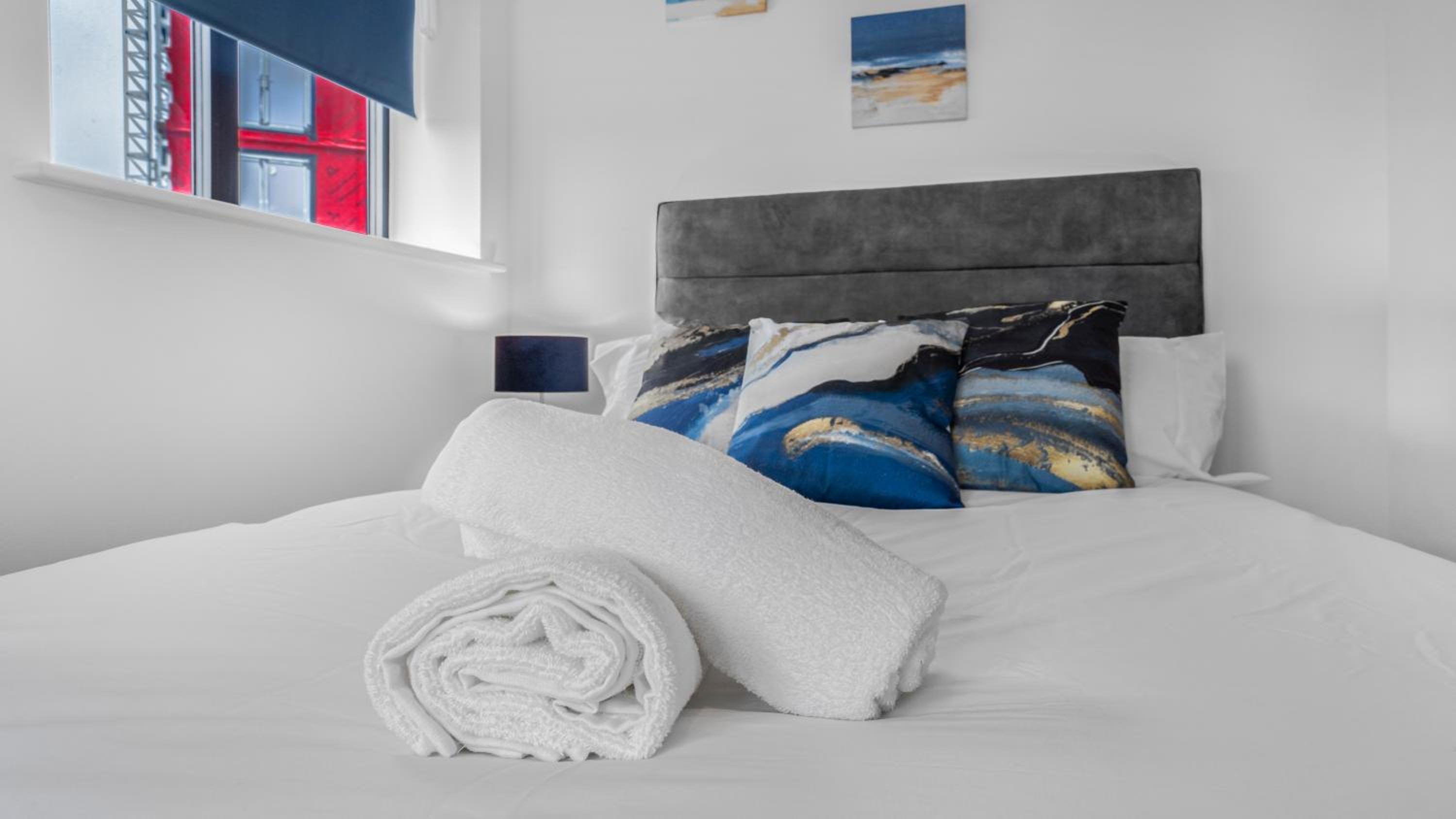 2 Bed Apartment Sleeps 4 - Tv & WiFi view 5