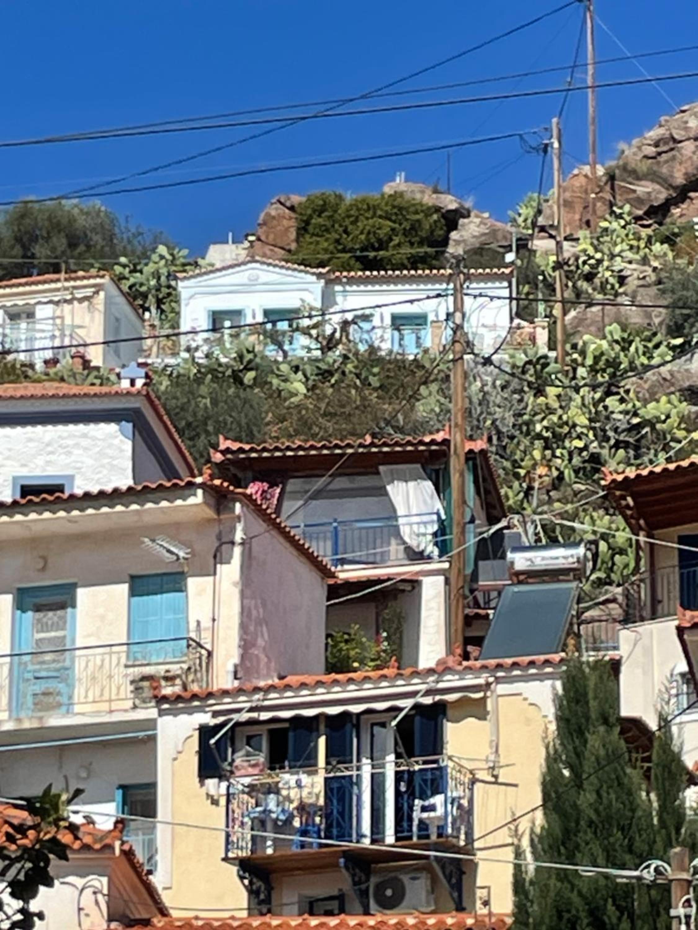 Stunning 1 bed Poros house presented by Lazydaze. view 2