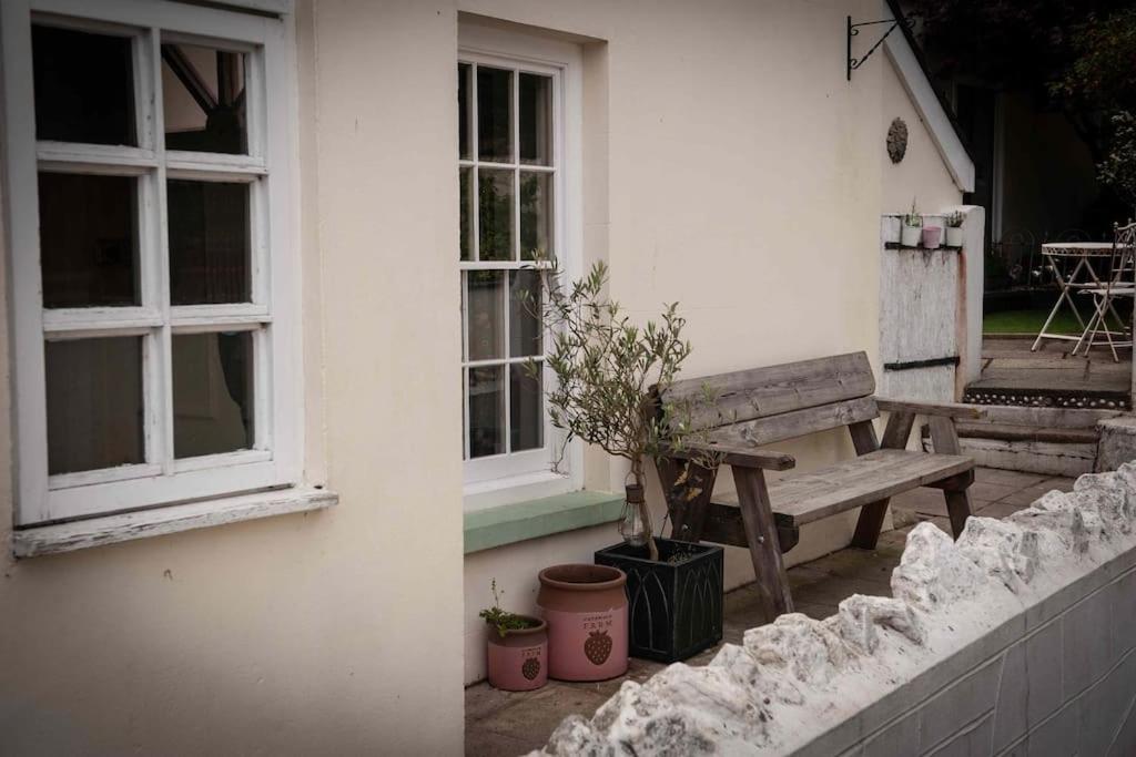 Woodview Cottage, Quaint cottage in pretty village view 5