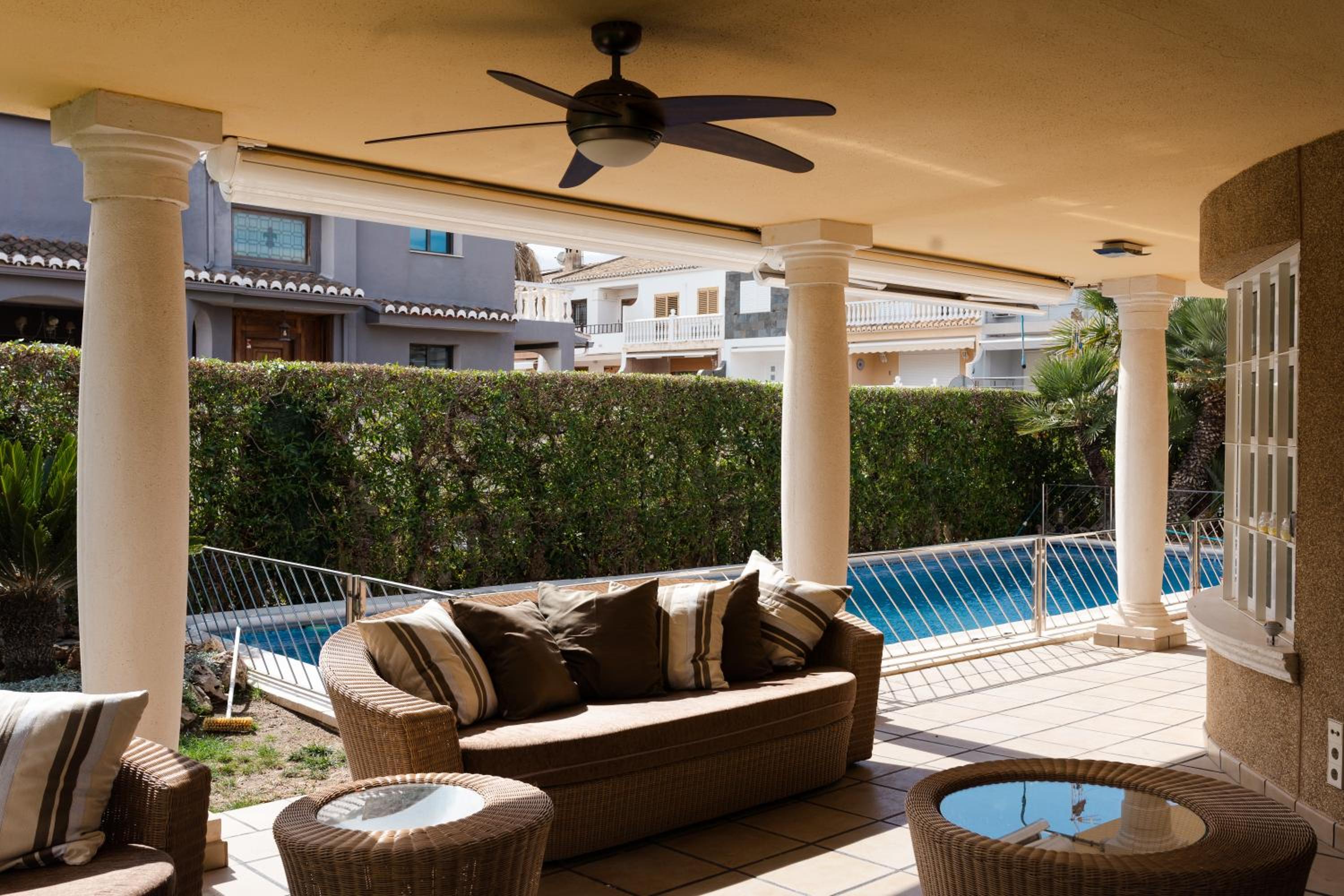 Experience Valencia Luxury Chalet Puig Val con piscina