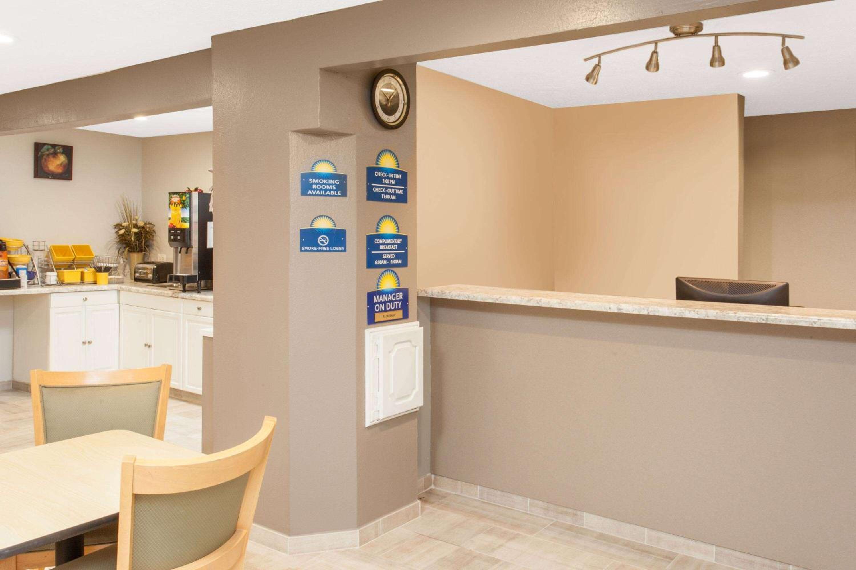 Days Inn by Wyndham Farmer City view 2