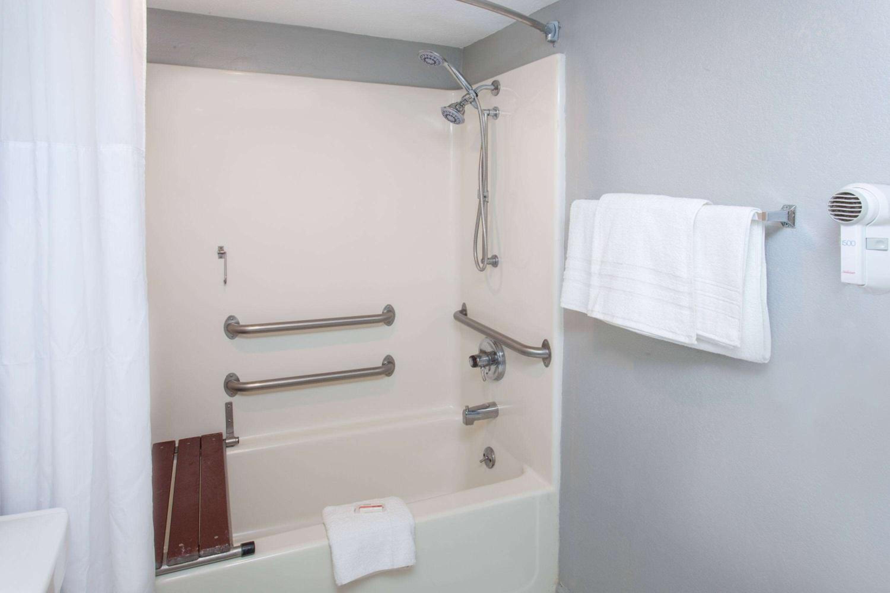 Days Inn by Wyndham Farmer City view 3