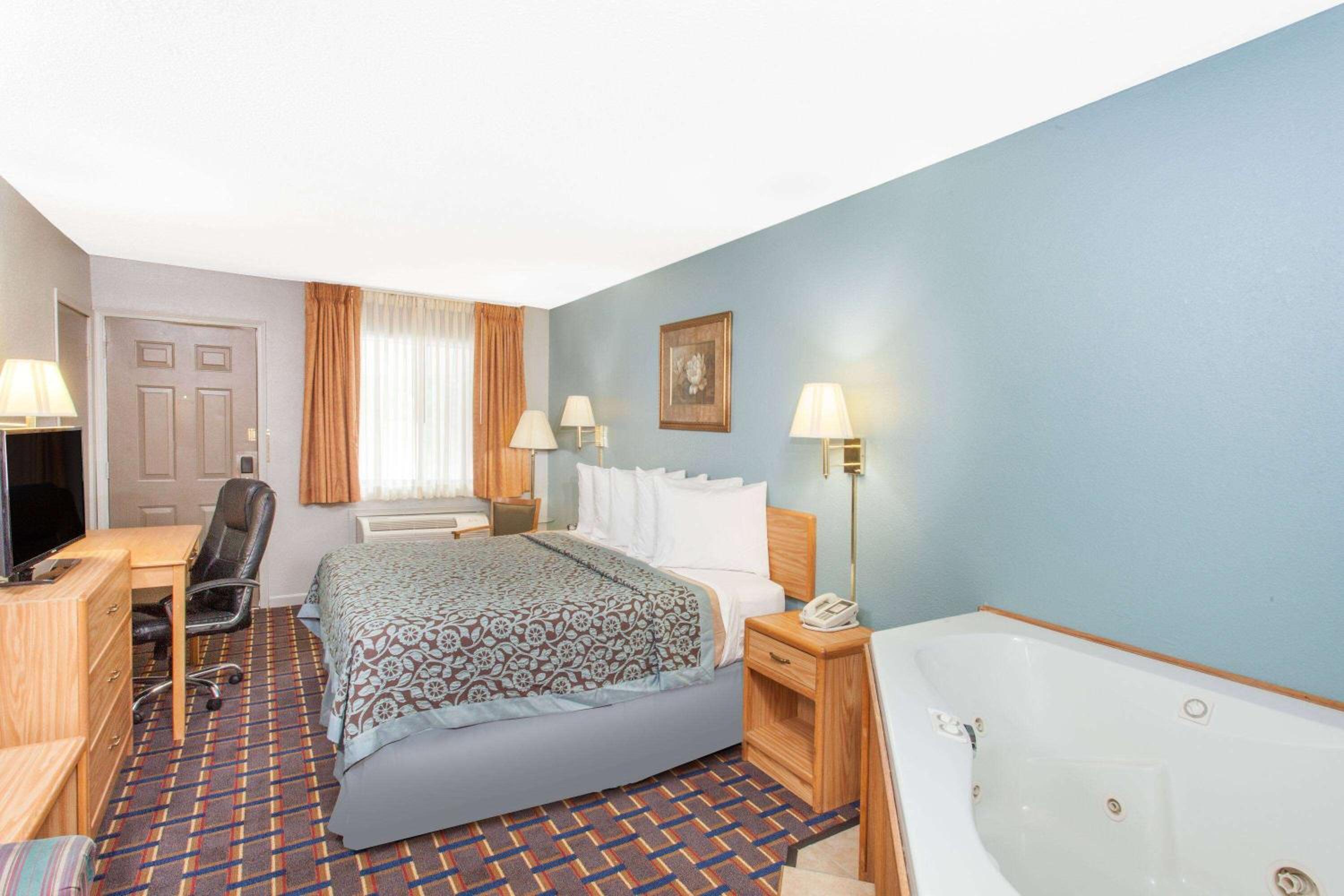 Days Inn by Wyndham Farmer City view 4