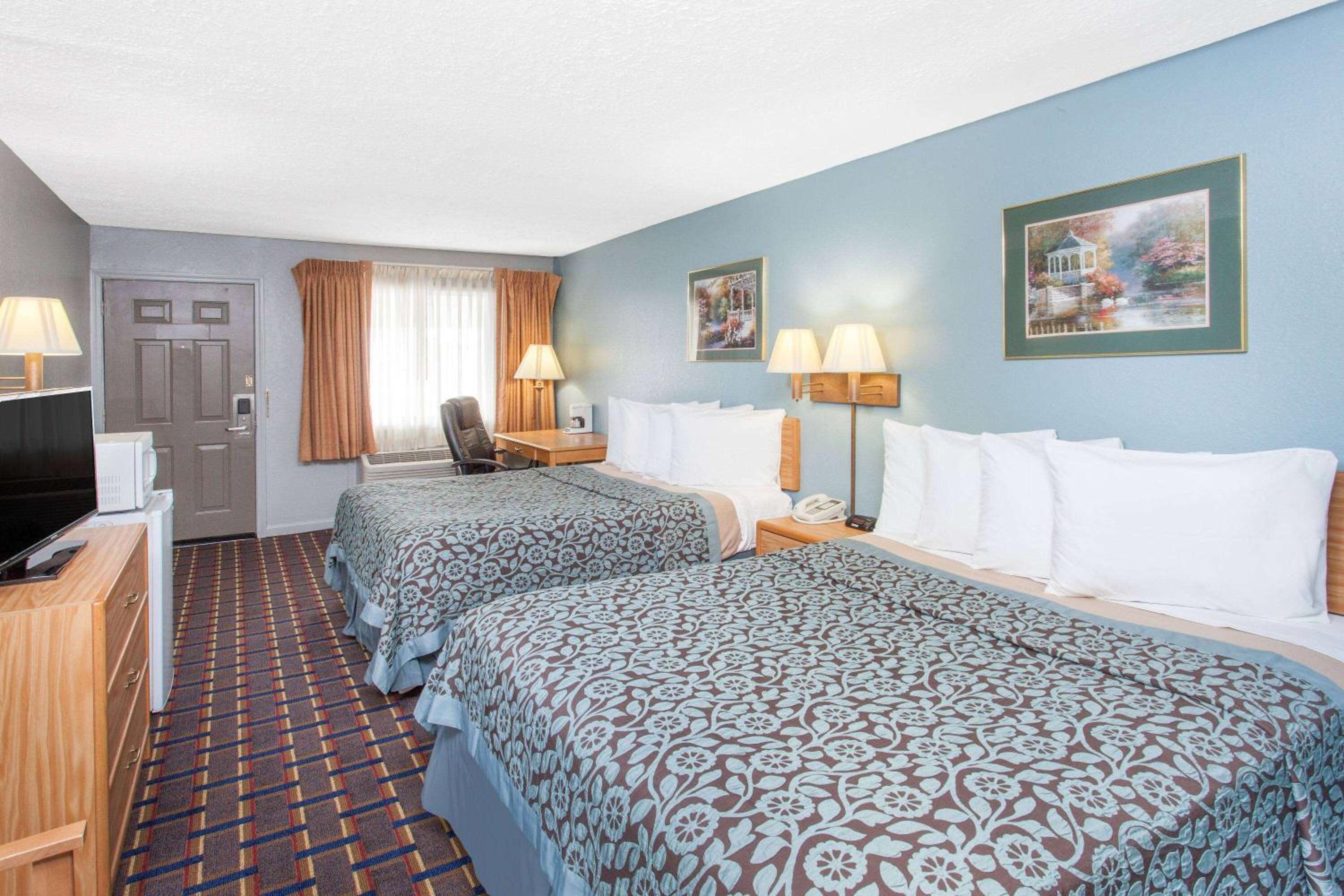 Days Inn by Wyndham Farmer City view 5