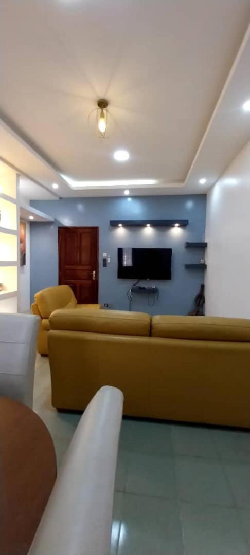 UNE CHAMBRE SALON MEUBLÉ