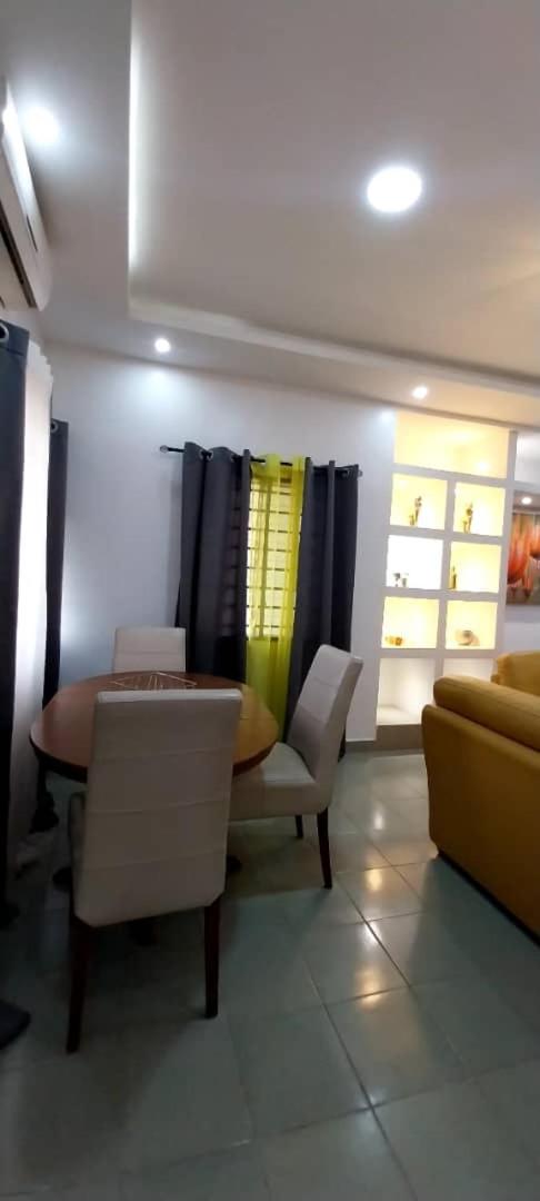 UNE CHAMBRE SALON MEUBLÉ