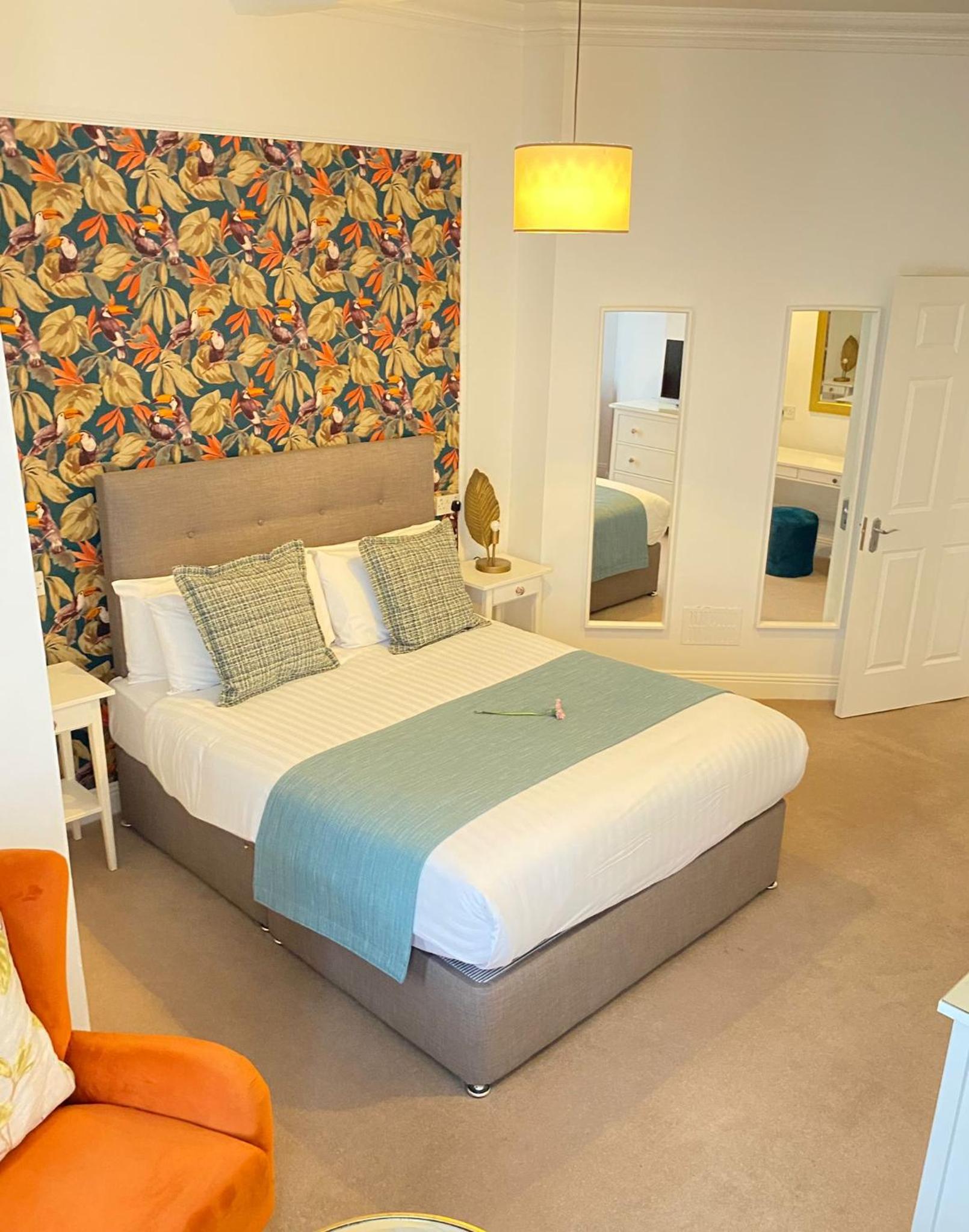 Tom Dick and Harriet's Accommodation