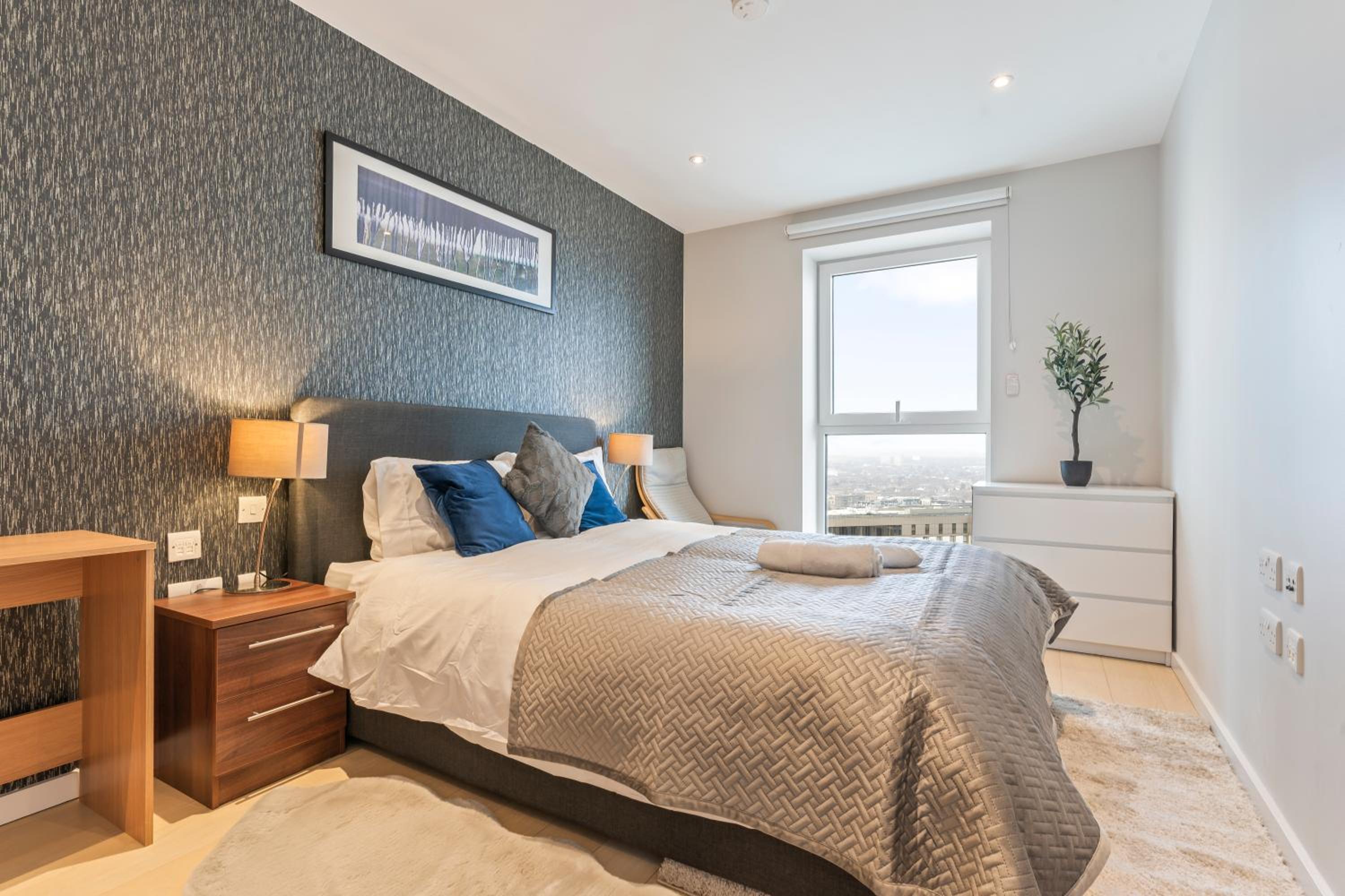 Elegant 2BR flat on 20th floor near many attractions