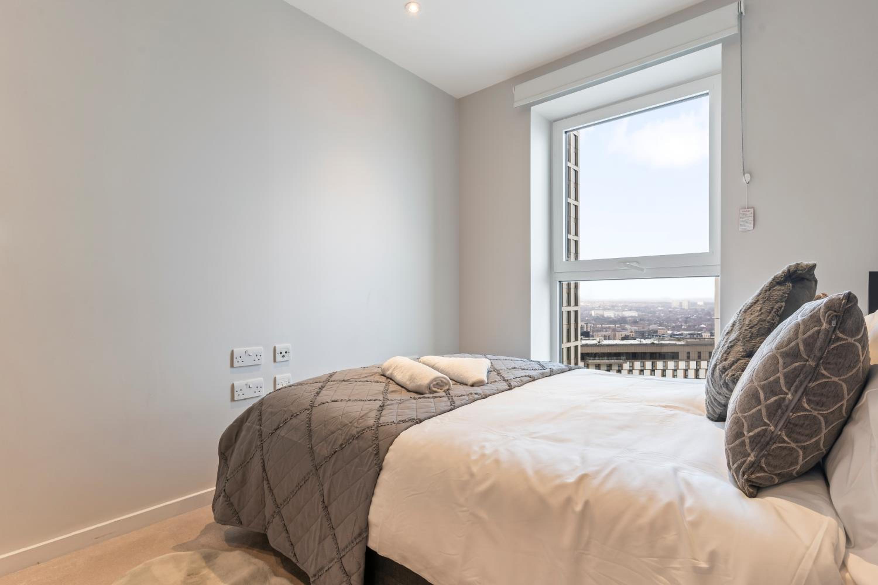 Elegant 2BR flat on 20th floor near many attractions