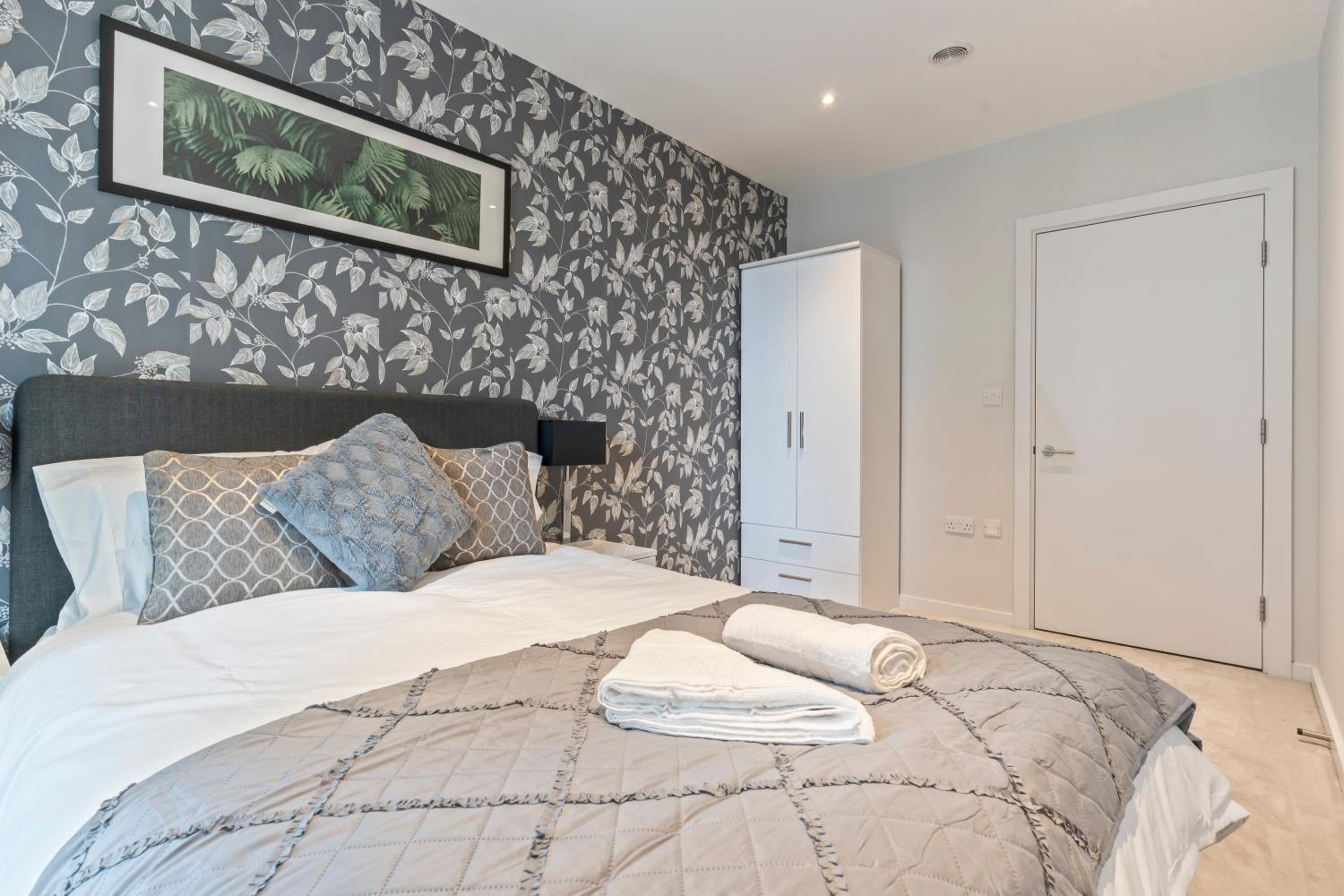 Elegant 2BR flat on 20th floor near many attractions