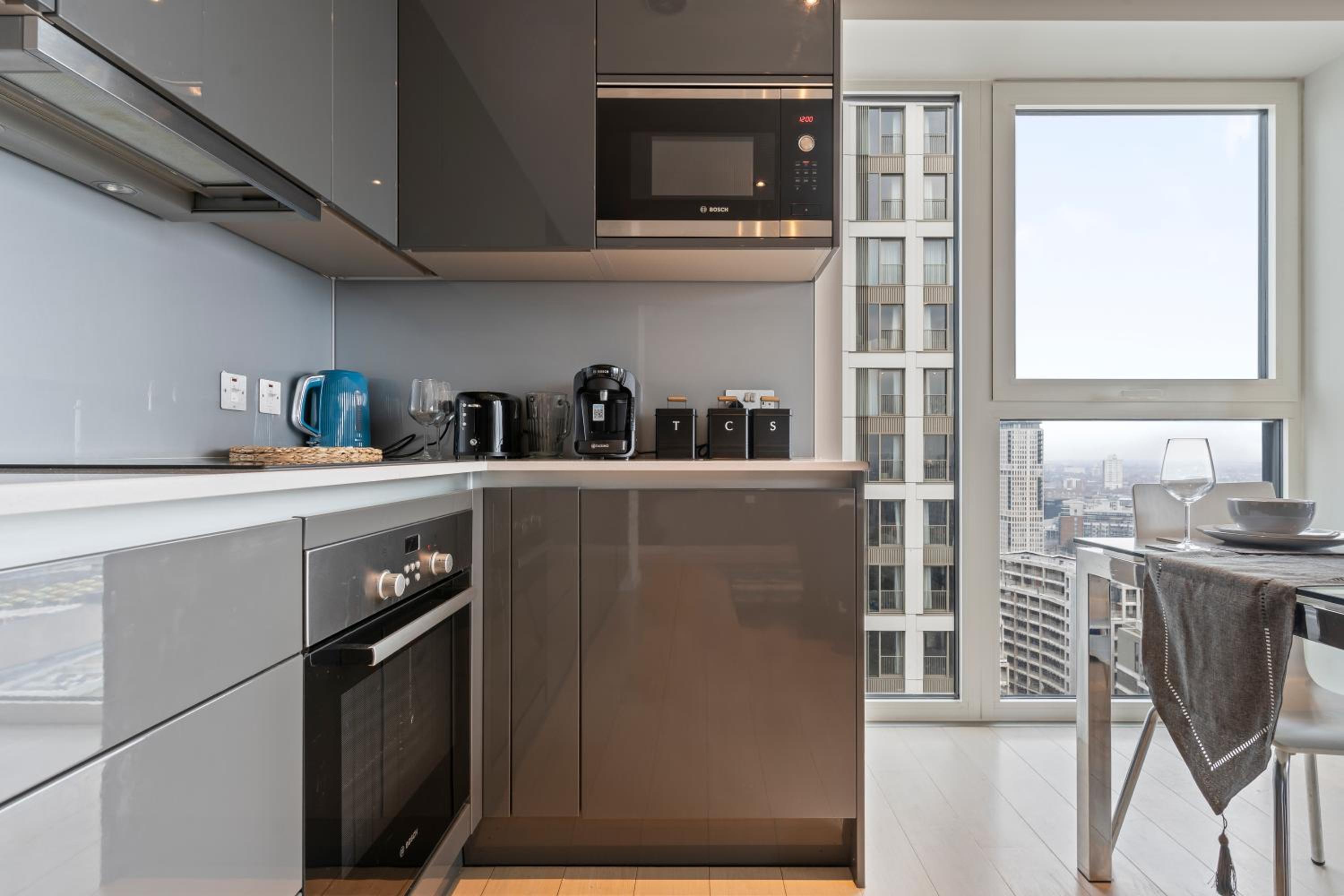 Elegant 2BR flat on 20th floor near many attractions