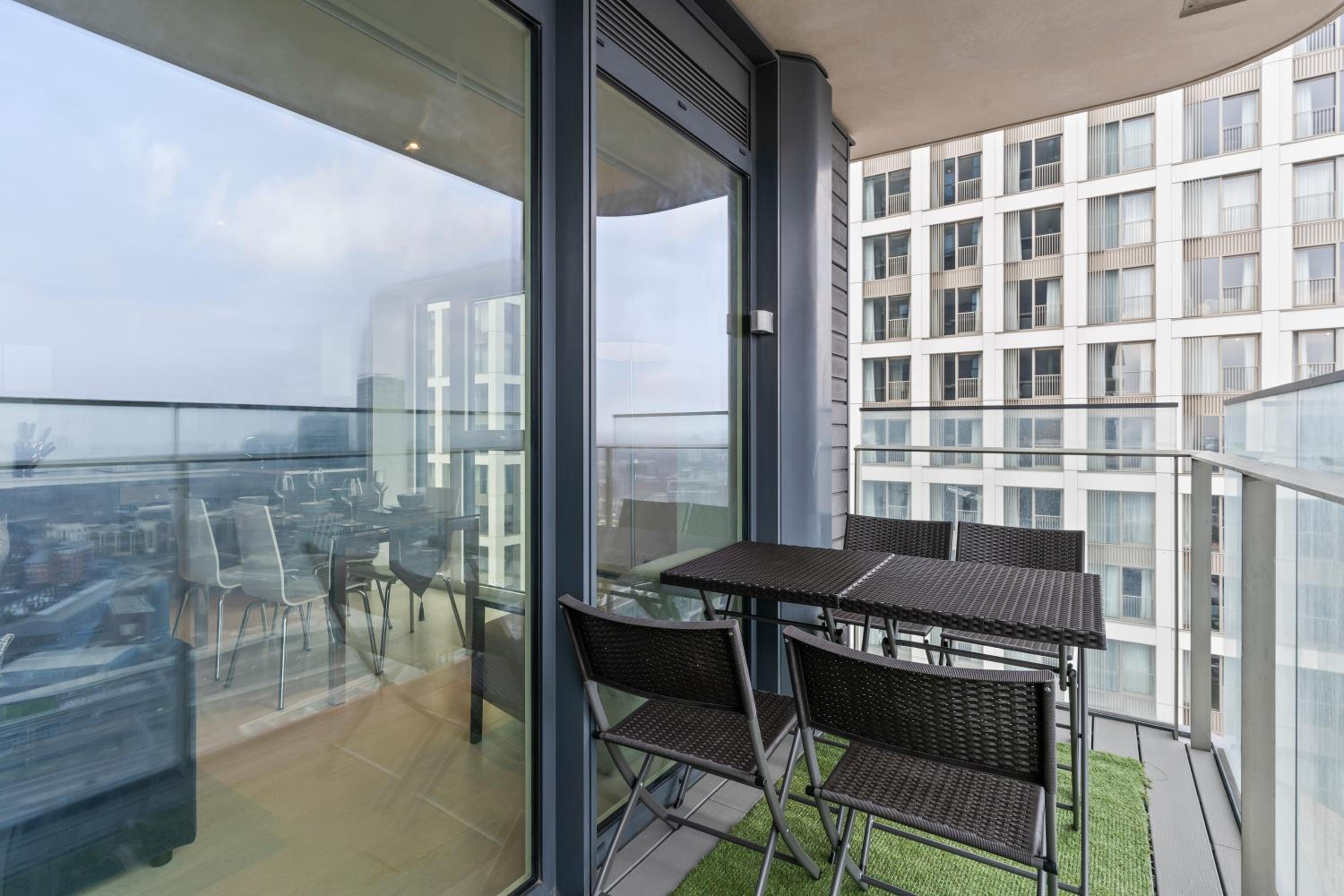 Elegant 2BR flat on 20th floor near many attractions
