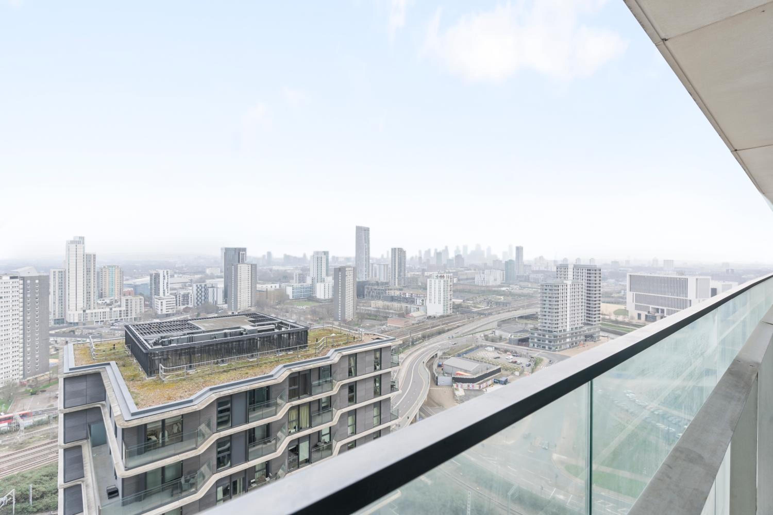 Elegant 2BR flat on 20th floor near many attractions