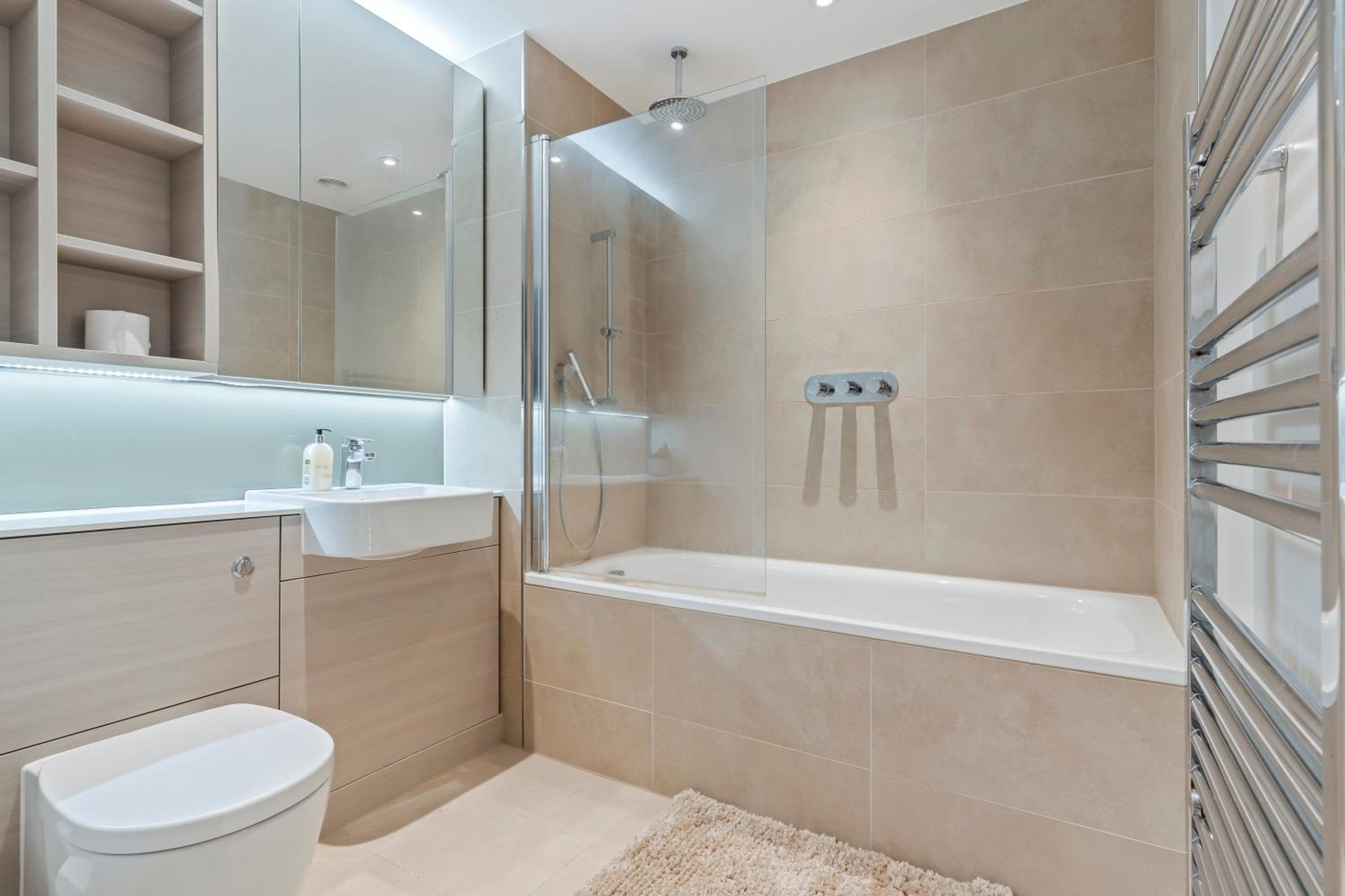 Elegant 2BR flat on 20th floor near many attractions