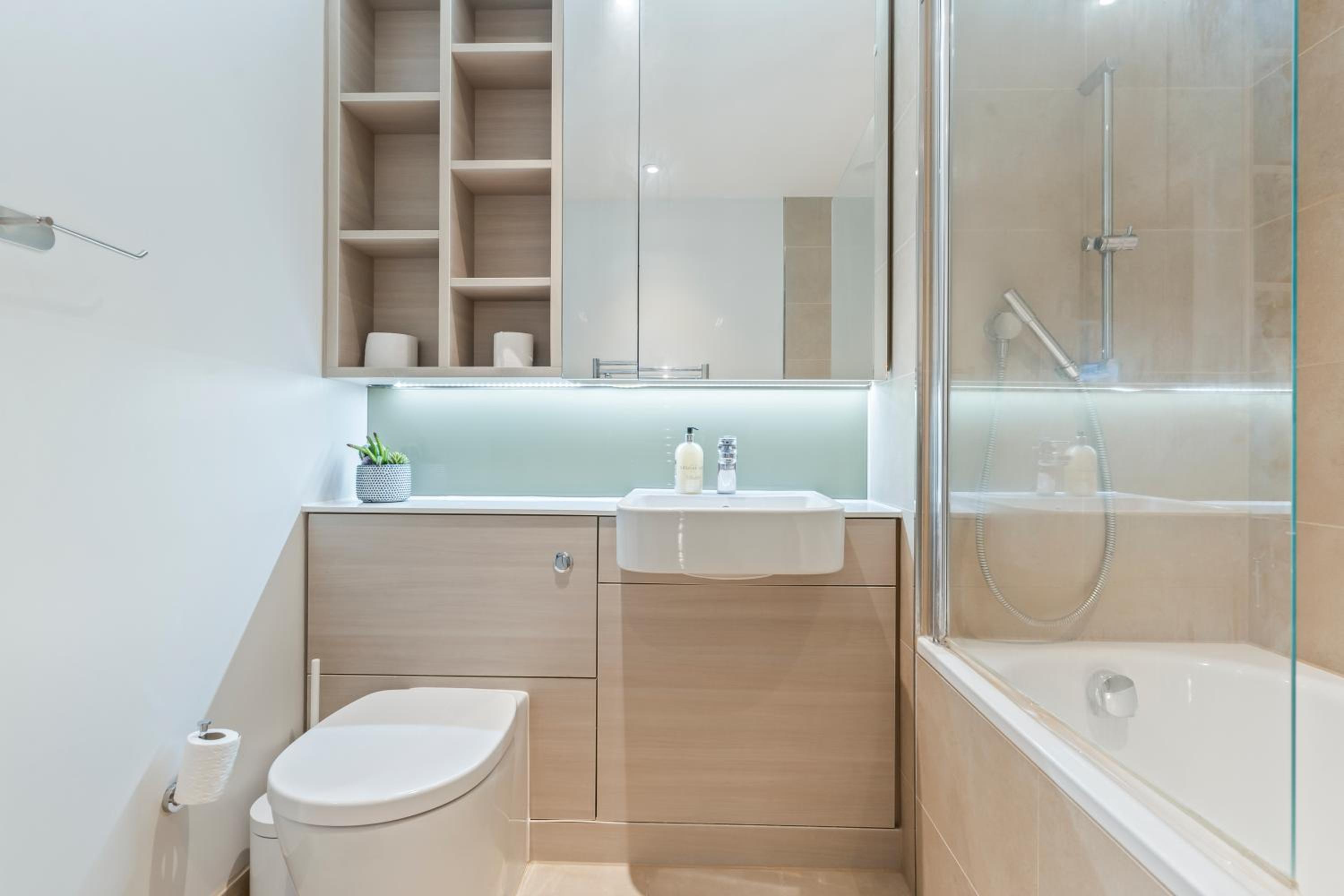 Elegant 2BR flat on 20th floor near many attractions