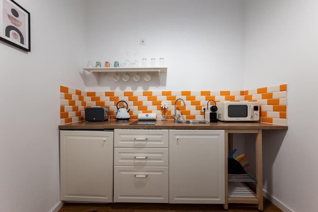 Chic Studio Near Metro & Center by HM